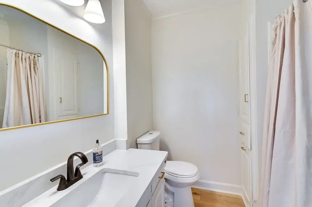 Centrally Located Home ~ Steps to Oxford Square!