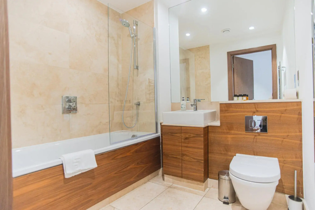 One Bed Apartment w Balcony in Heart of Shoreditch