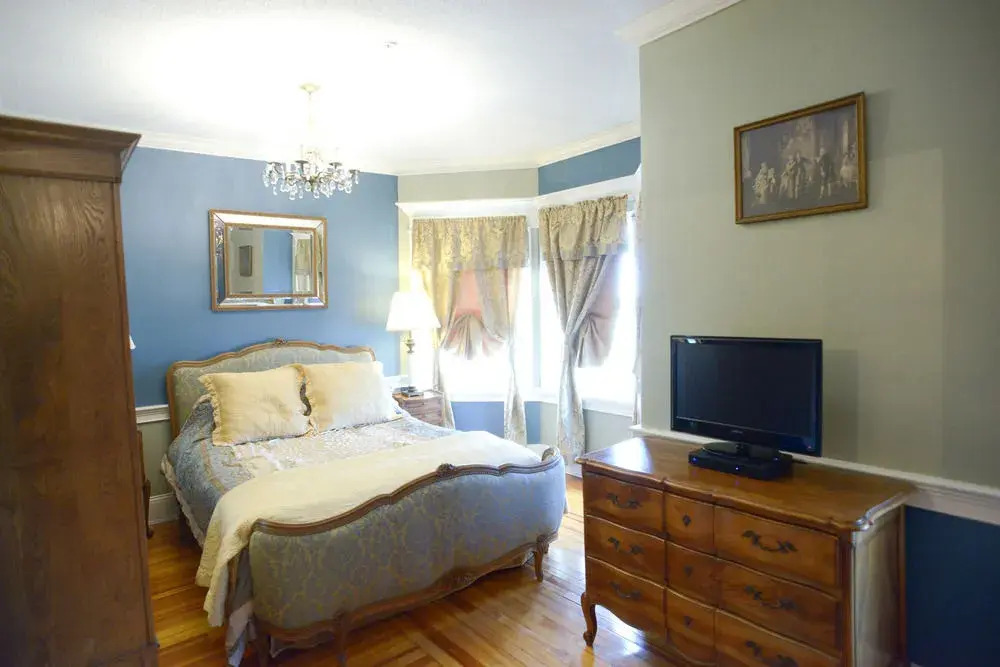 Naomis Inn Bed & Breakfast