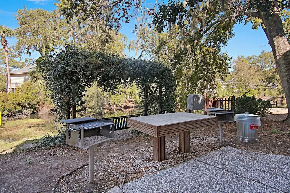 Steps to Beach, Coligny Plaza: Hilton Head Condo!