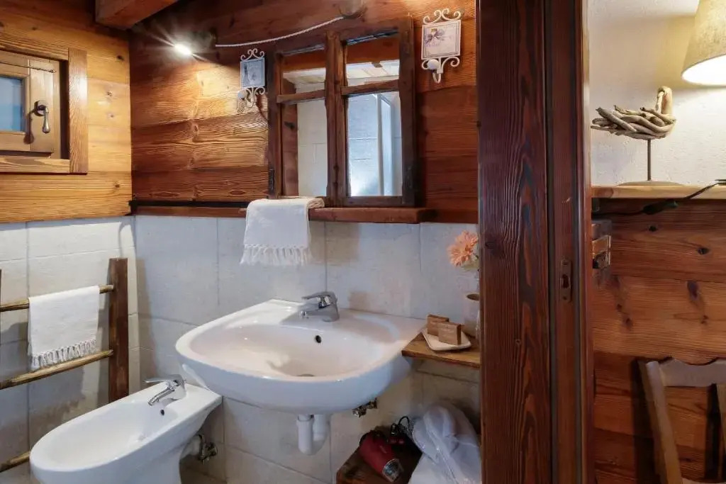 HelloChalet - Chalet da MiRo - Sunny terraces with stunning Matterhorn views, reachable on foot only