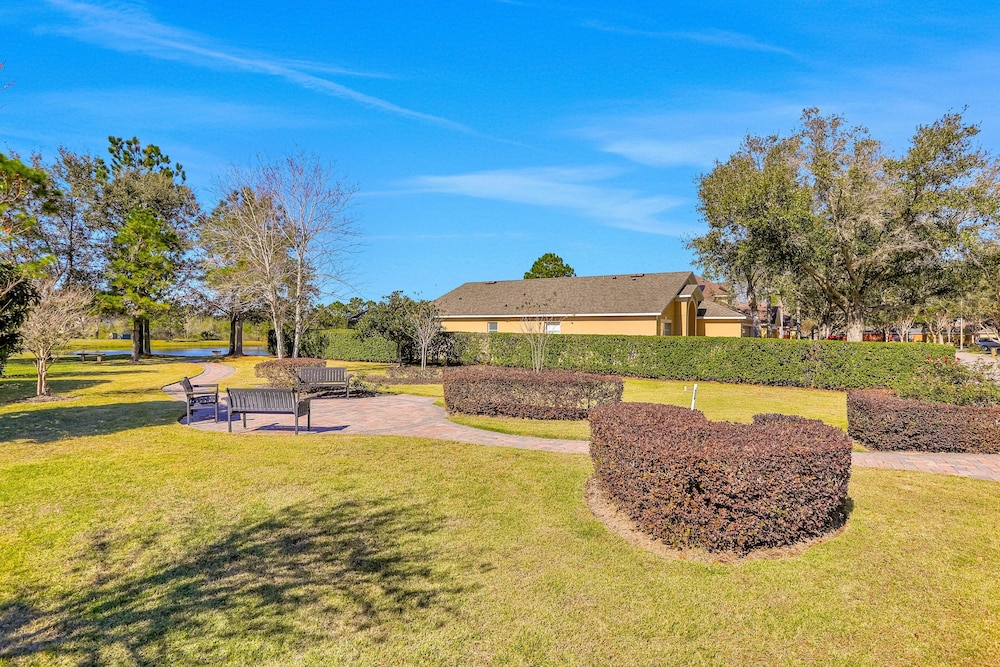 Peaceful Home With an Enclosed Patio, Pool, Grill, Washer/dryer, & AC