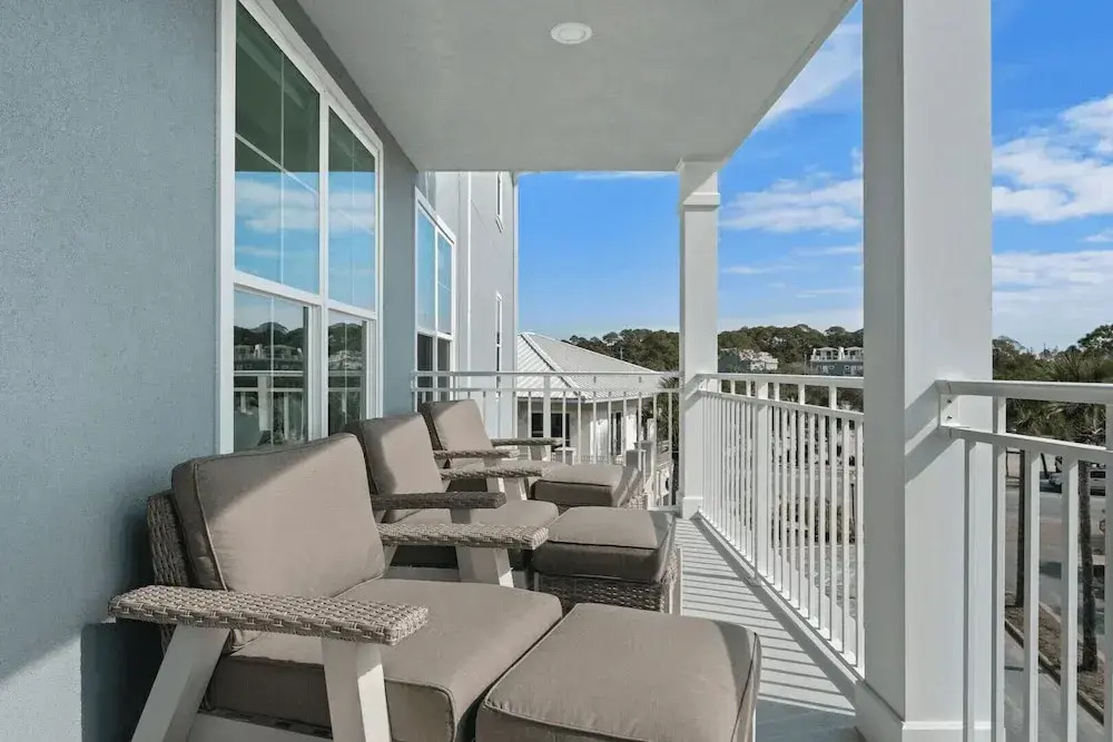Steps to Beach w/ View, Pool + Tennis Luxe Top-floor Sea La Vie by Avantstay