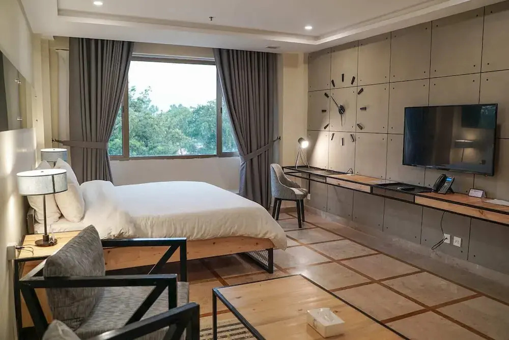 Roomy Signature Hotel