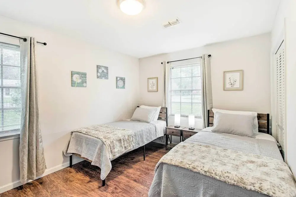 Bright Hinesville Home, 43 Mi to Savannah