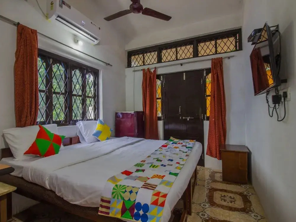 OYO 15369 Home Cozy Studio Curlies Anjuna Beach