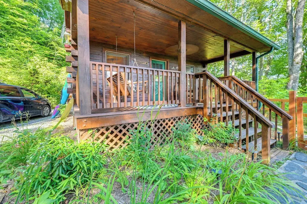 Pet-friendly Bryson City Cabin w/ Fire Pit + Deck!