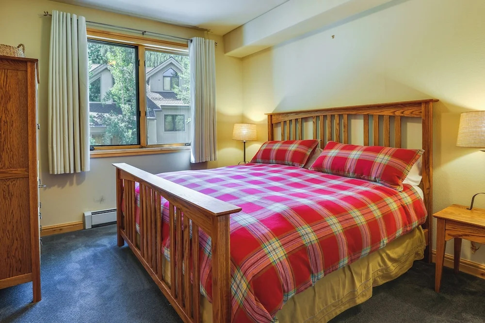 Walk to Ski Lifts: Townhome w/ Hot Tub in Keystone