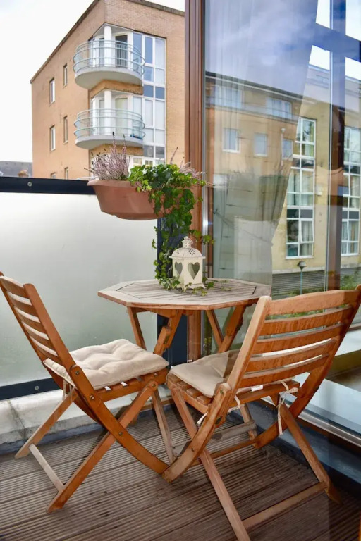 Modern 2 Bedroom Apartment Near the City Centre