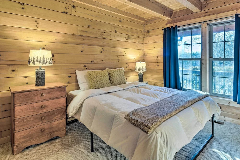 10 Mi to Lake Lure: Mtn-View Cabin w/ Deck & Loft