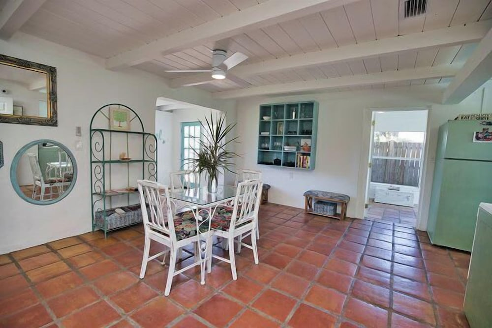Pet Friendly Firepit Minutes to Beach Sleeps 6