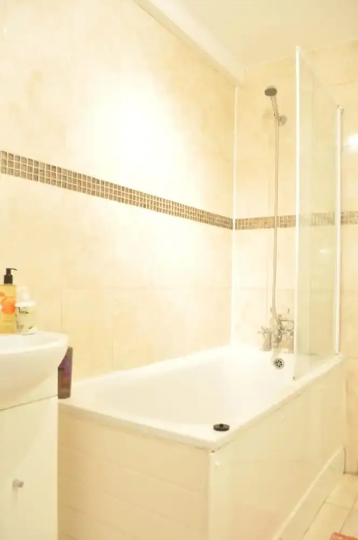 Lovely Spacious Central 3 Bedroom Apartments