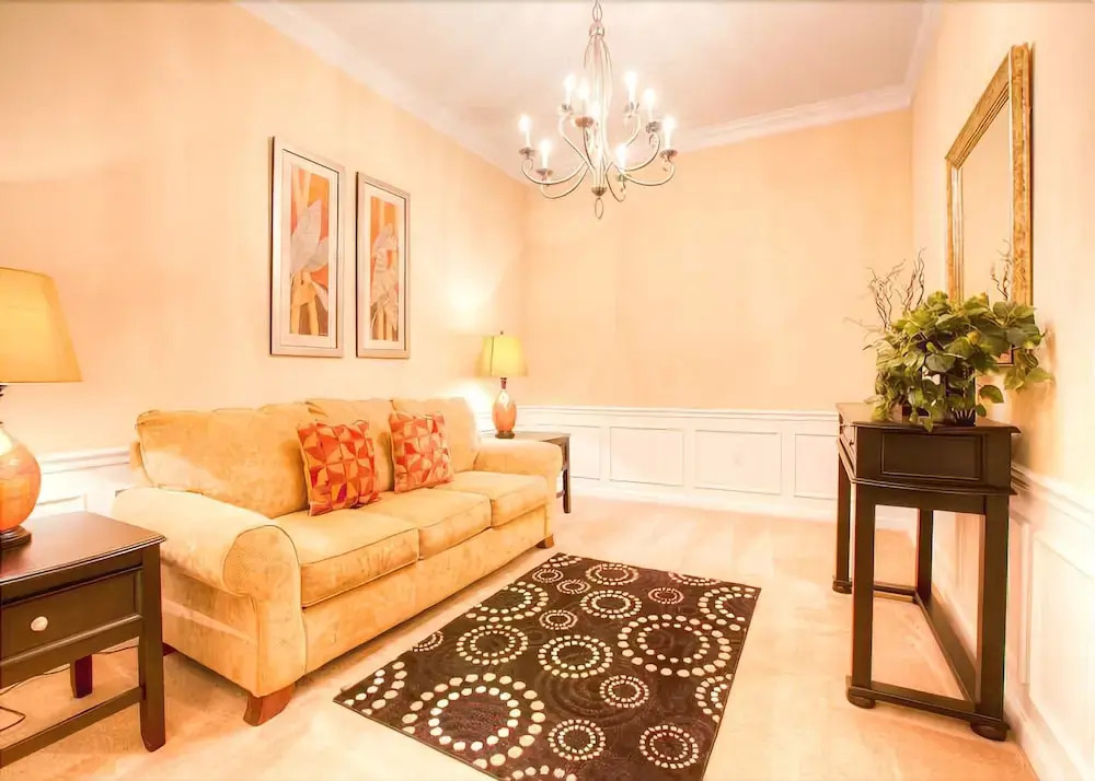 Top-Floor Luxurious LAKEVIEW Condo
