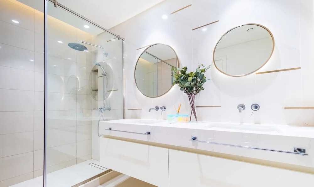 LUX  The Luxury Sunspot Beach Suite