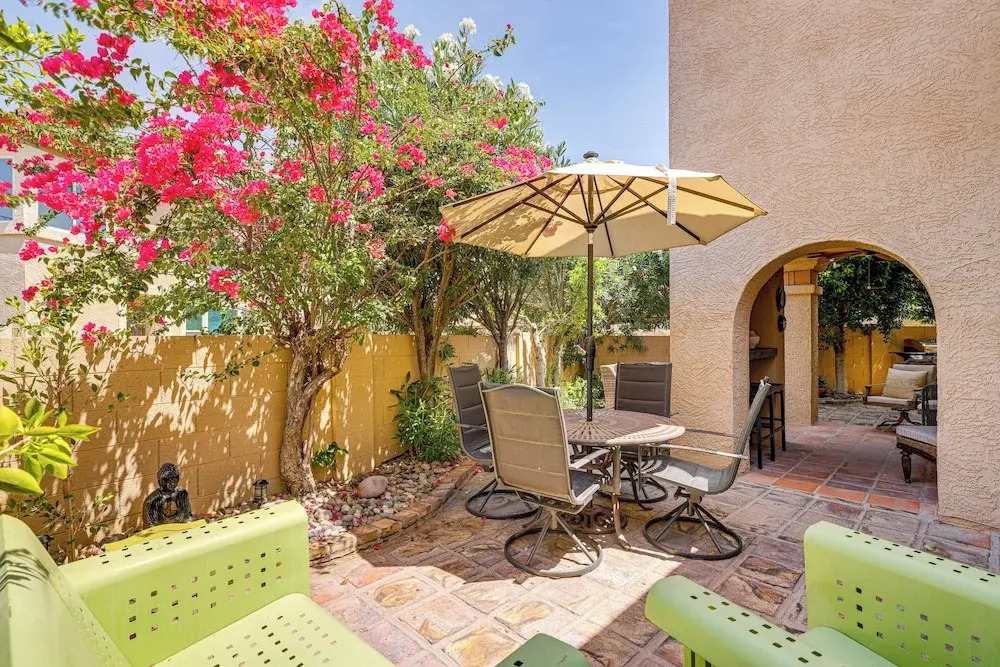 5 Mi to Hiking & Golf: Phoenix Gem w/ Pool Access
