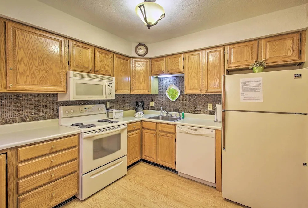 Lincoln Resort Condo w/ Pool Access - Near Hiking!