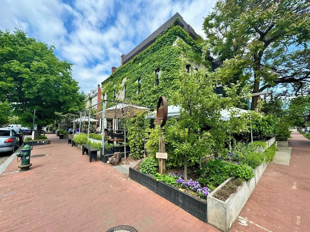Federalist Style Rowhouse Sleeps 4 With Parking