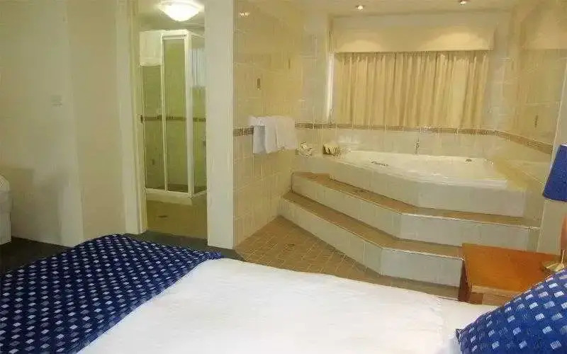 BEST WESTERN The Lakesway Motor Inn