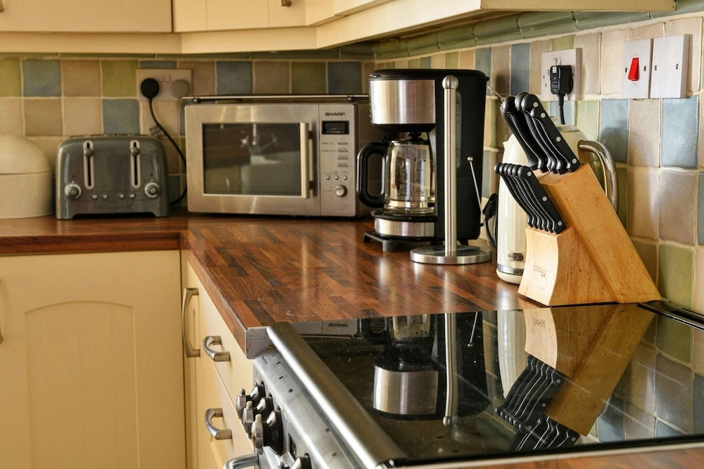 Cottage in Tremadog With Hot Tub & Beaches Nearby