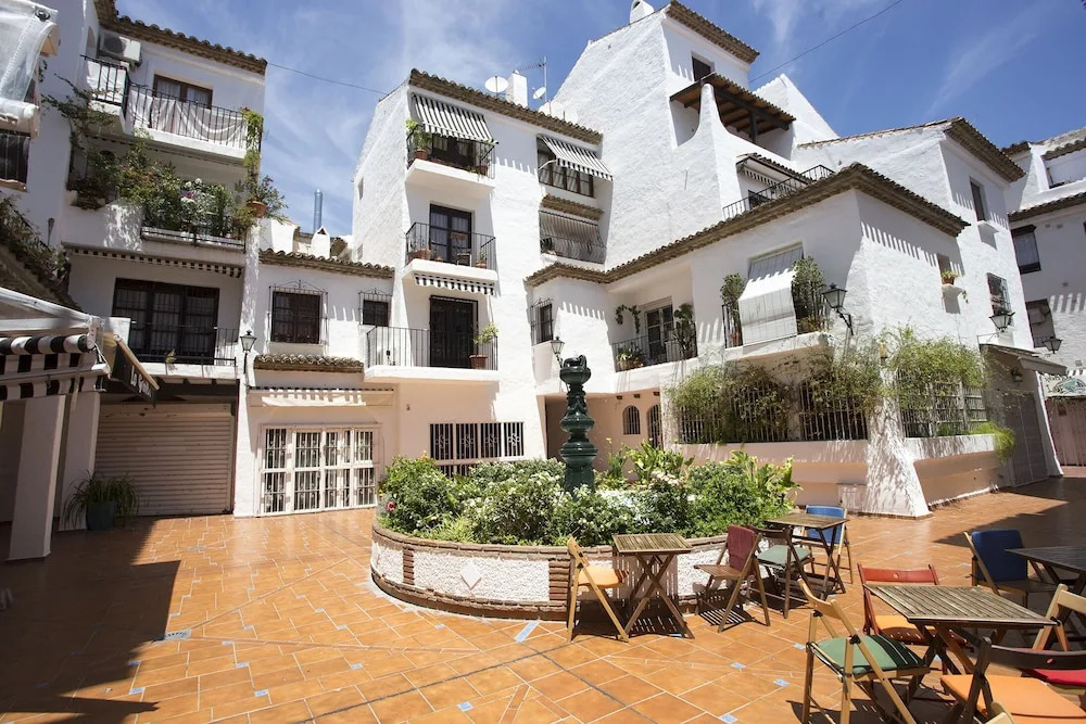 Center & White Town Apartment