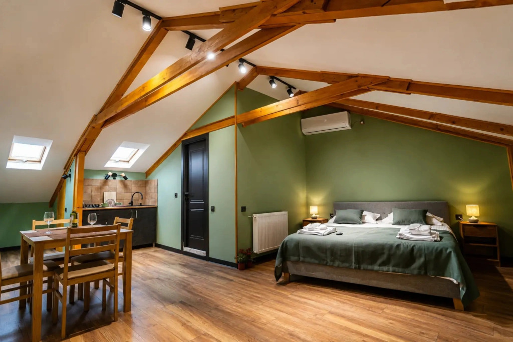 Апартаменты Cozy attic in old Tbilisi yard