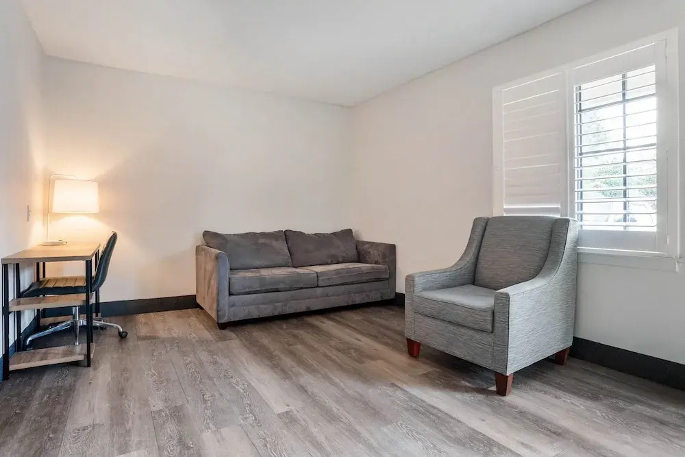 Super 8 by Wyndham Daleville-Fort Novosel