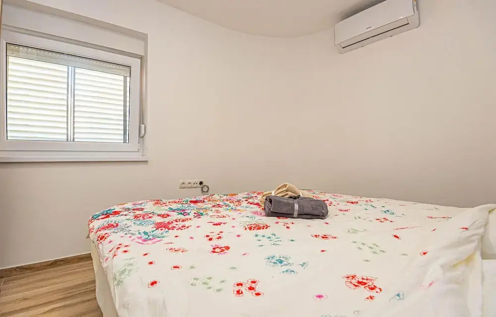 Nice Apartment in Brodarica With Wifi and 2 Bedrooms