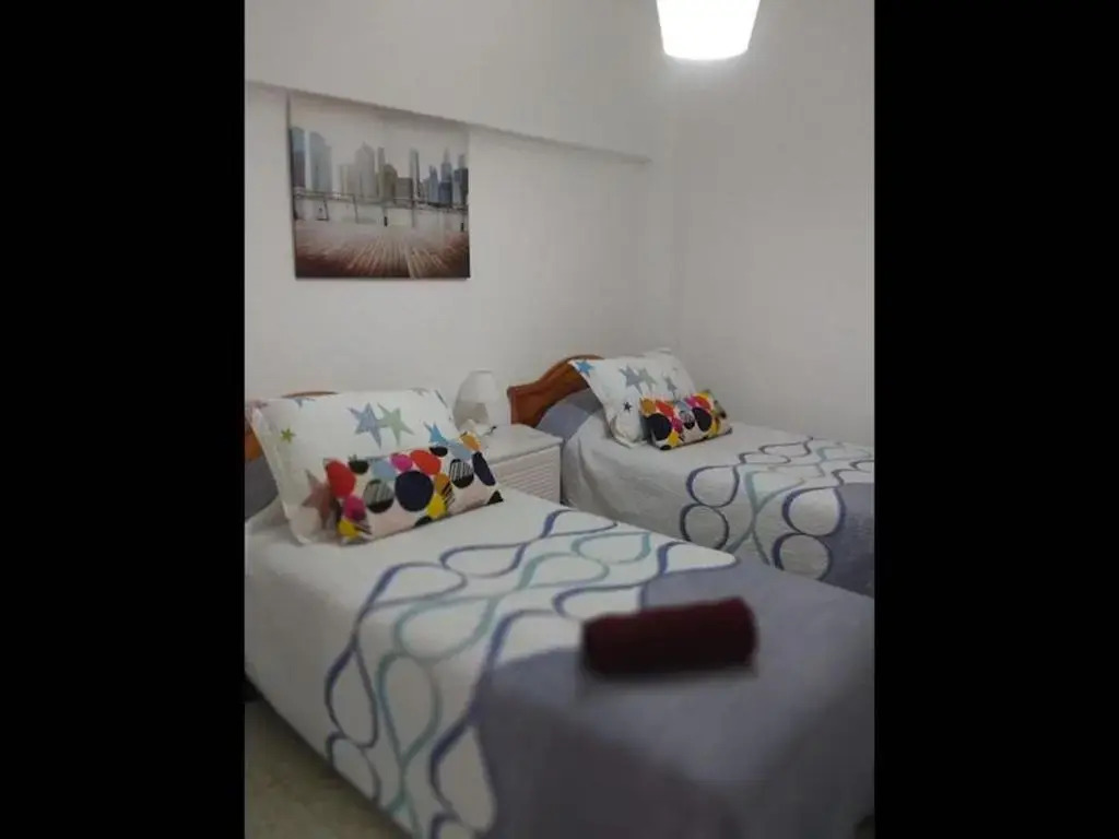 Deluxe 3 Bedroom Apartment, Balcony, 15 Minutes Walk to City and Beach Sys2