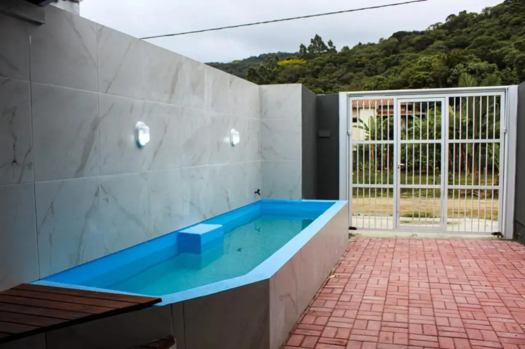 Casa com Piscina Privativa, 3 Quartos e 3 Banheiros Itapema