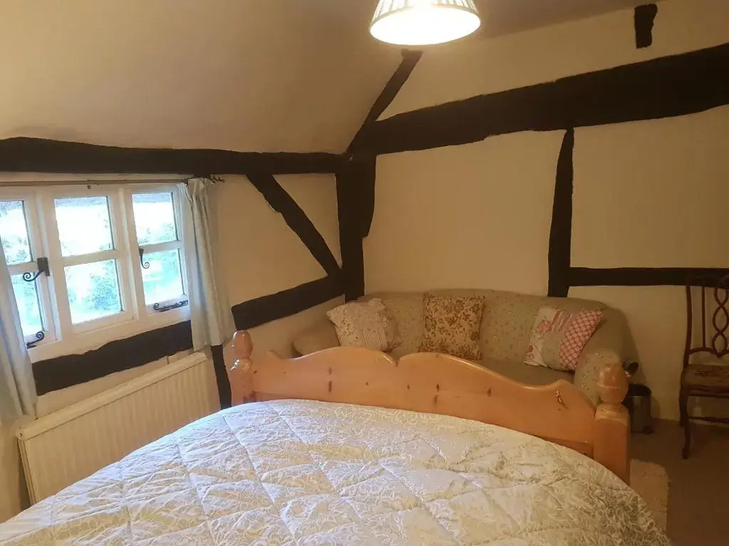Delightful 3 bed Thatched Cottage Near Winchester