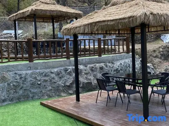 Yunmiao Xiaozhu Guesthouse in Miaofeng Mountain