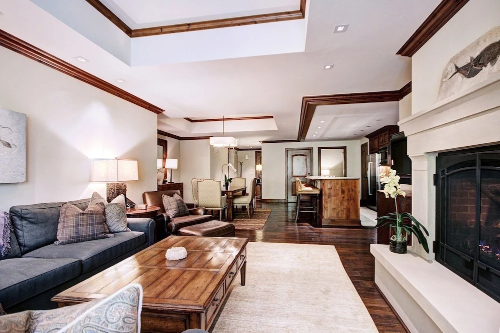 Luxe 2BR+Den Ritz-Carlton Residence Quiet Location by RedAwning