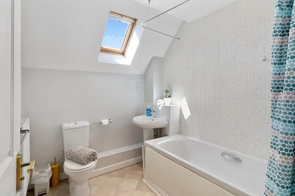 Central Townhouse with Free 2 space Parking, fast 50Mbps Wifi and Netflix, also Full Kitchen Washer and dryer with Balcony