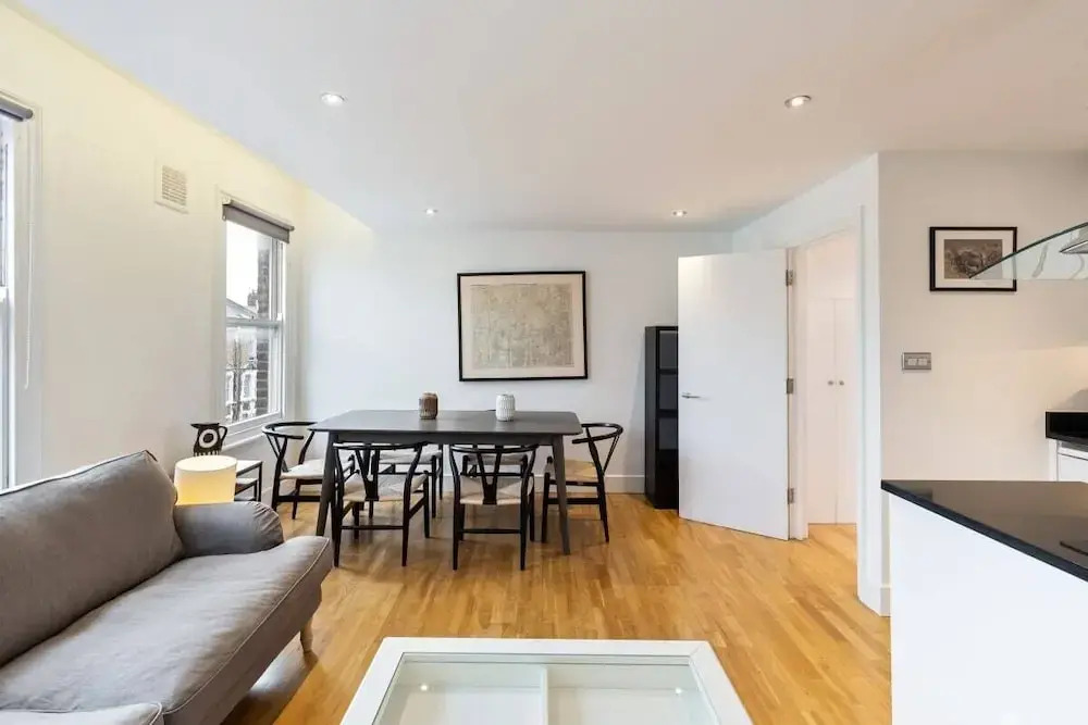 Modern & Cosy Three Bedroom Apartment in Queen's Park