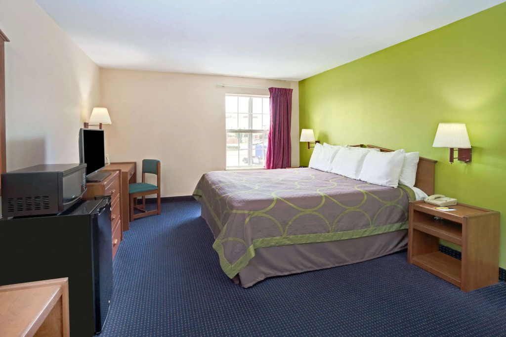 Super 8 by Wyndham Louisville/Expo Center