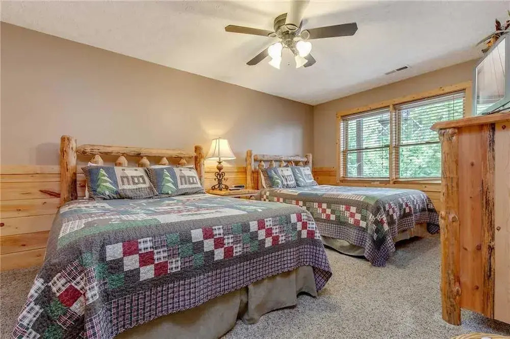Chimney Top Overlook - Four Bedroom Cabin