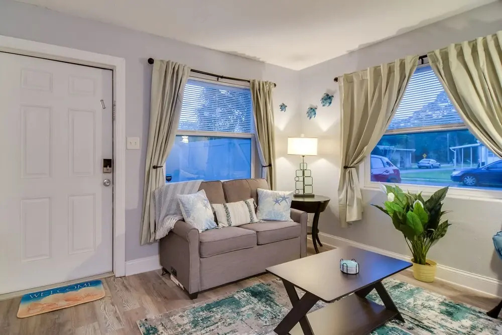 Largo Vacation Rental: 5 Mi to Clearwater Beach!