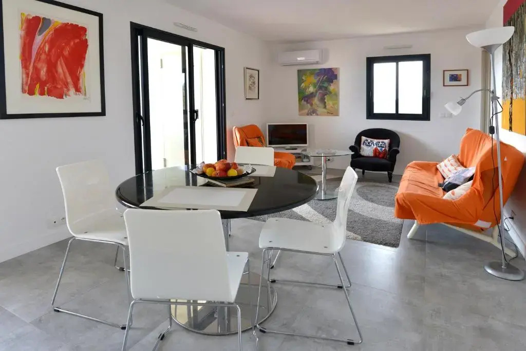 Superbe appartement vue mer idéalement situé à 750m des commerces et du centre historique de Porto-V