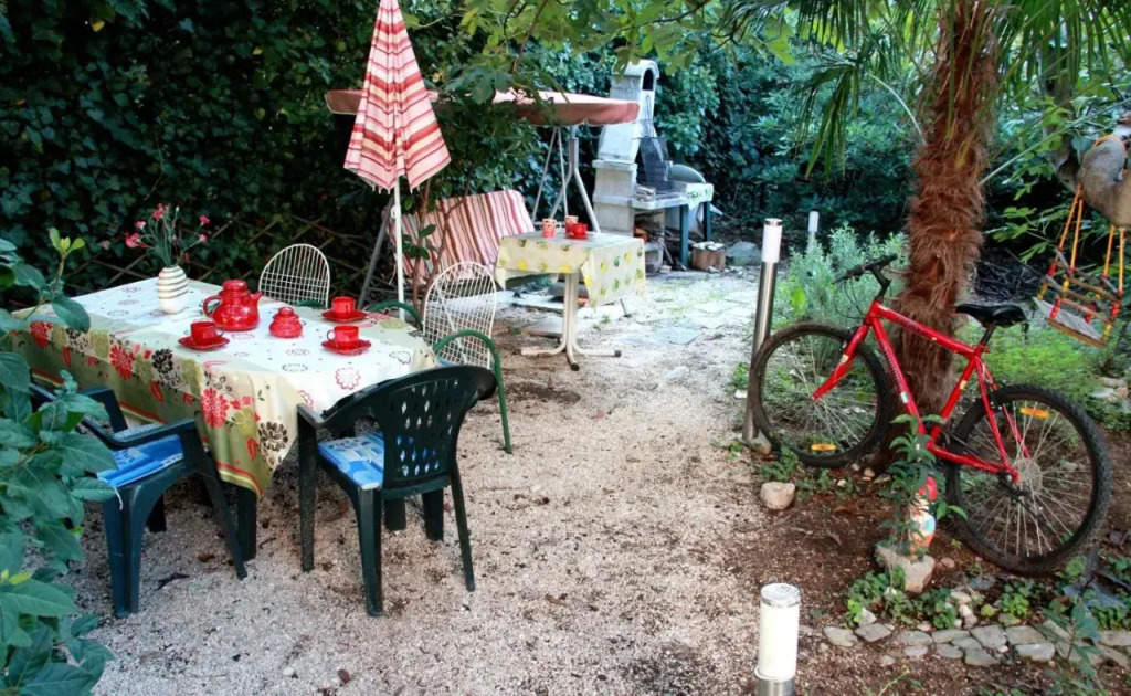 Guest house with garden - Zuvan