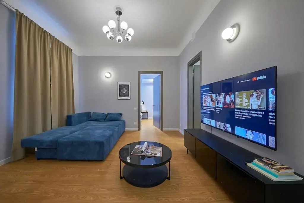 Spacious, New, High Ceilings, Central, by Cohost