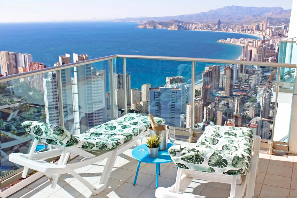 Sky High apartment on the 38th floor - Sea views