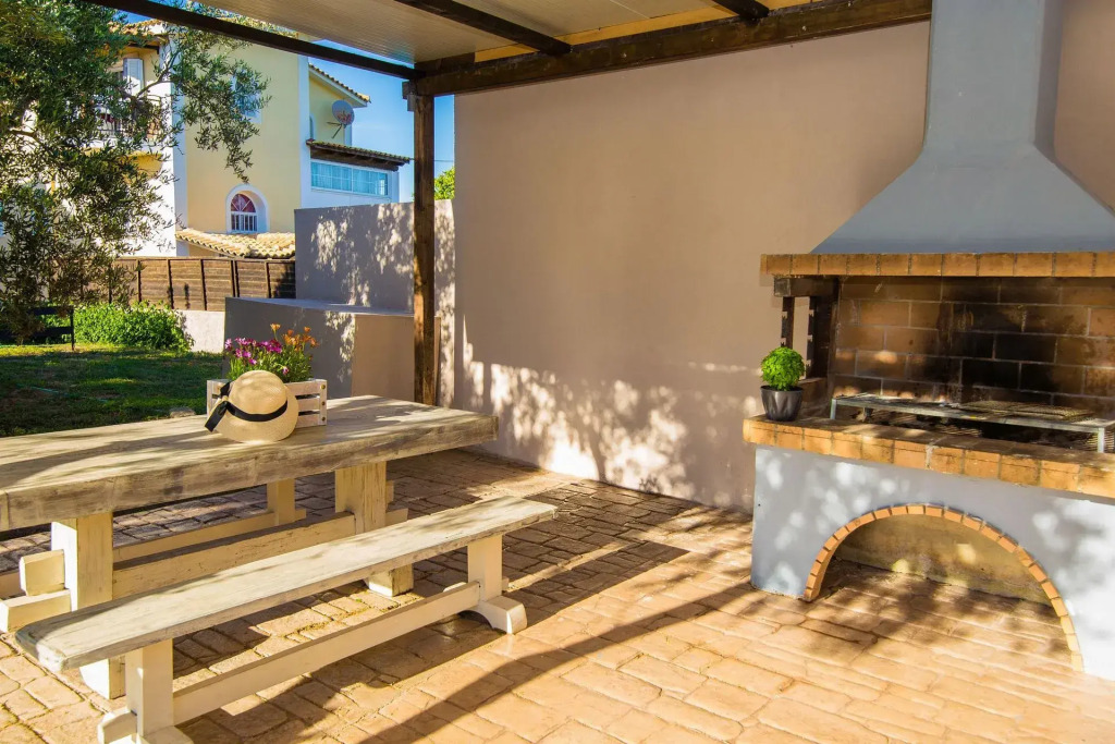 Kondarini Sea View Villa, Just 290m from the beach, by ZanteWize
