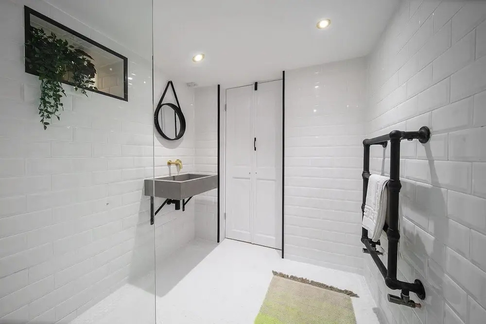 The Courtyard Apartment