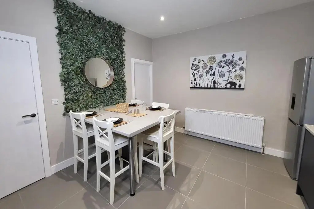 Kepler Residence Modern 4 Bedroom Property 1 mile from Leeds Centre