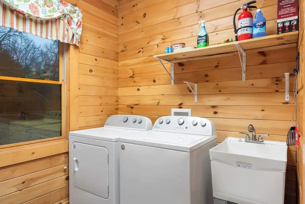 Teals Treasure Secluded Lakeside Cabin for 8!