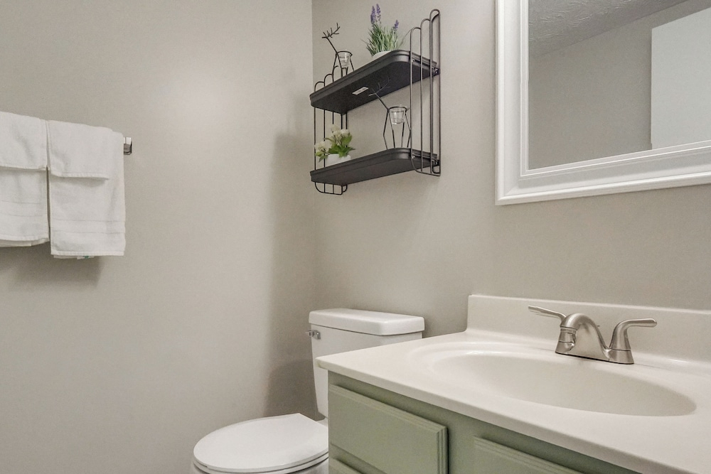 3BD Townhome w/ Patio, 3 Mi to Fort Bragg/liberty