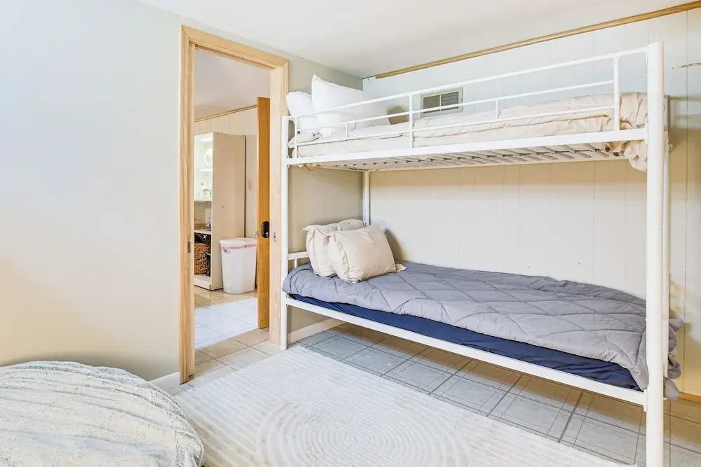 Pet-friendly Abode, 2 Mi to Dtwn Evanston!