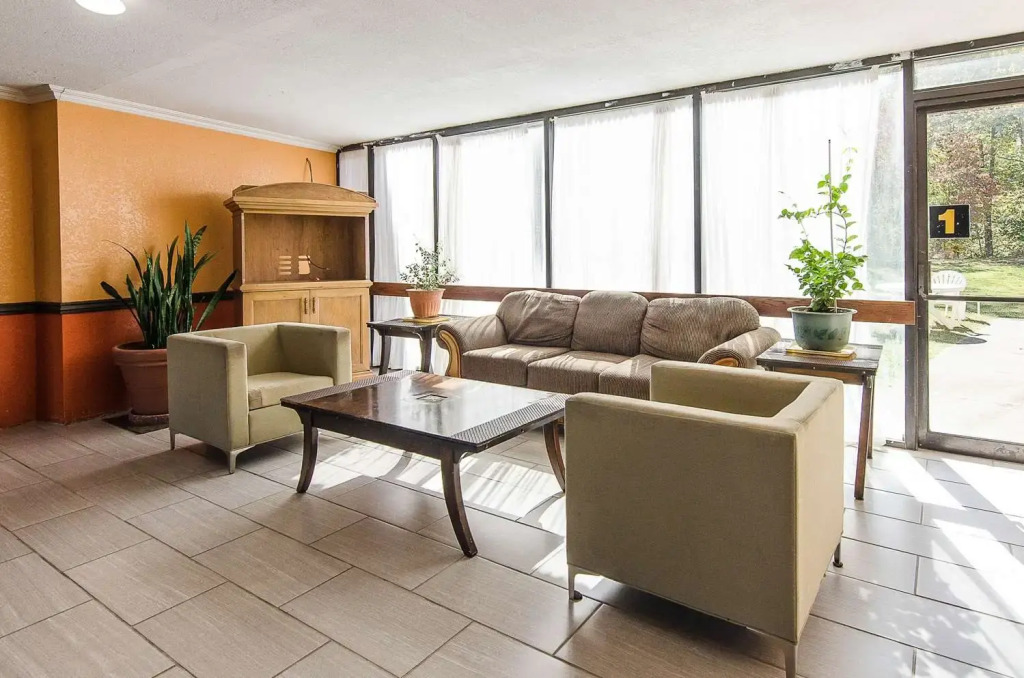 Econo Lodge Inn & Suites Norton - Wise South