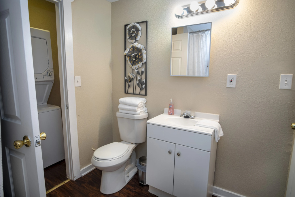 Cozy Downtown Guest House 2br/1ba Sleeps 8