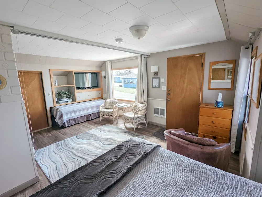 Juan de Fuca Waterfront Hotel & Cottages